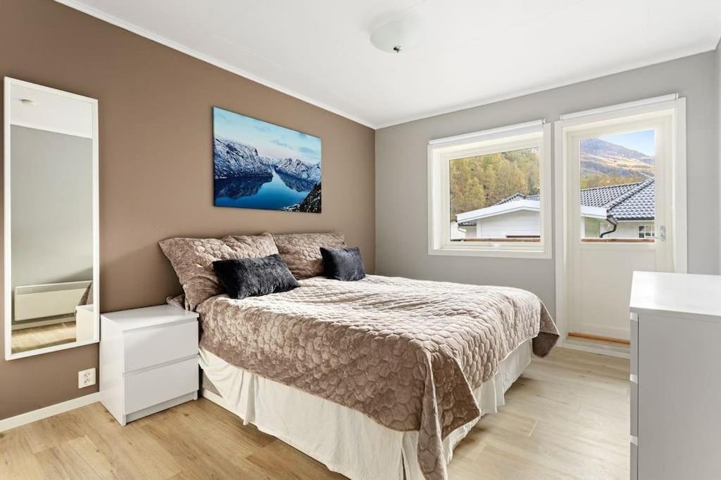 Fint Hus I Flam Villa Aurland Bagian luar foto
