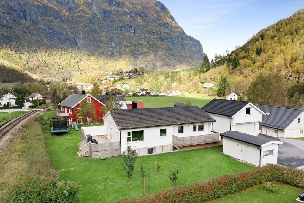 Fint Hus I Flam Villa Aurland Bagian luar foto